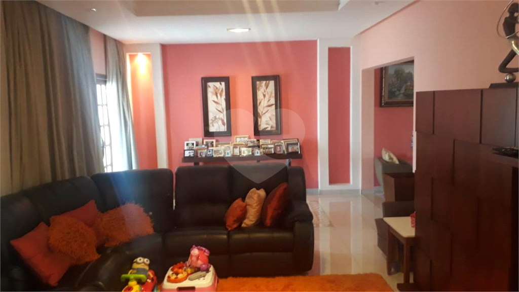 Espetacular Casa em Bairro Nobre e Seguro!!! Com 750 Metros de Construção e 916 Metros de Terreno!!!