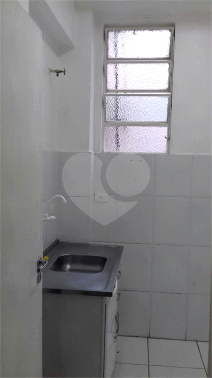 Sala comercial para venda e locação no centro de São Paulo na Rua Sete de Abril.