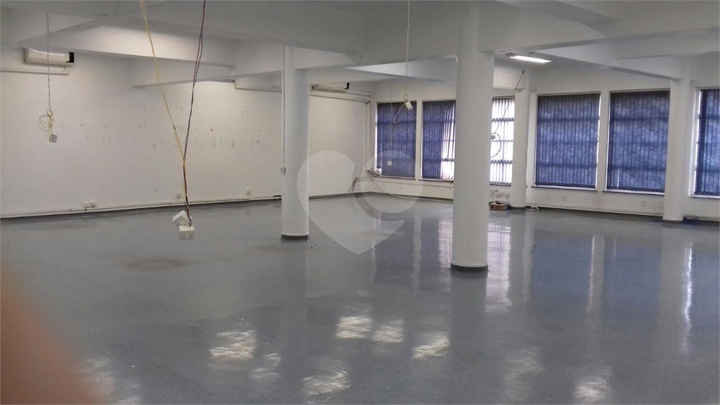 Sala comercial para venda e locação no centro de São Paulo na Rua Sete de Abril.