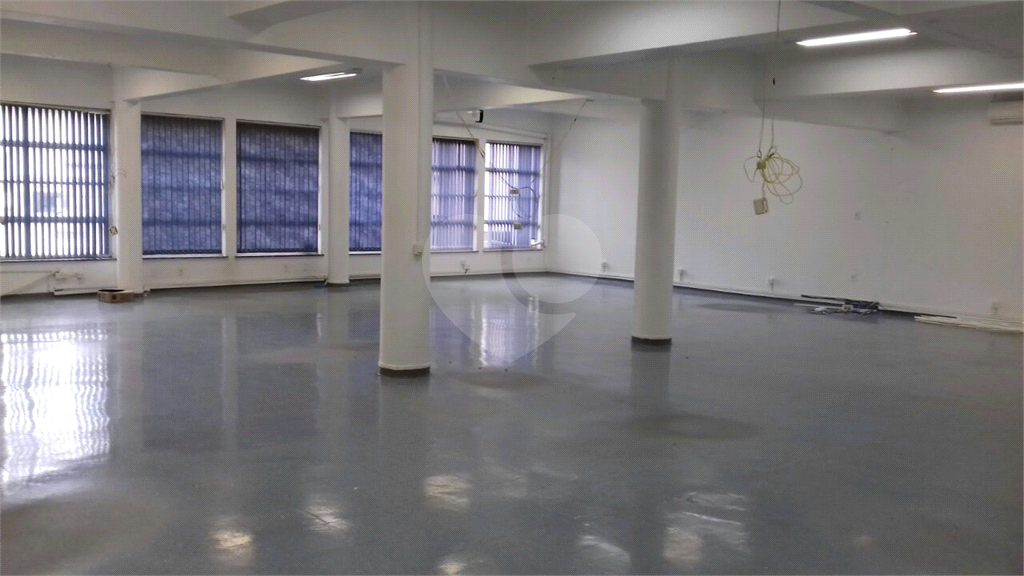 Sala comercial para venda e locação no centro de São Paulo na Rua Sete de Abril.