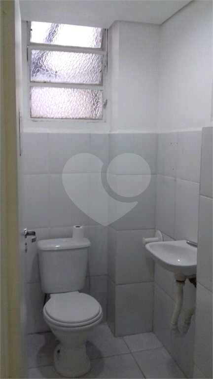 Sala comercial para venda e locação no centro de São Paulo na Rua Sete de Abril.