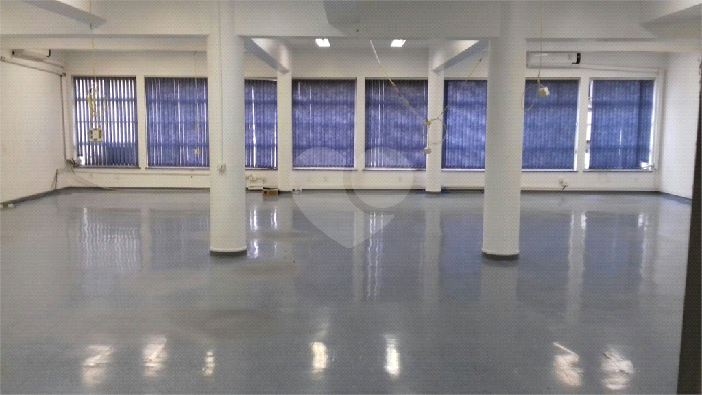 Sala comercial para venda e locação no centro de São Paulo na Rua Sete de Abril.
