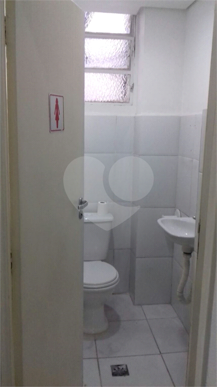 Sala comercial para venda e locação no centro de São Paulo na Rua Sete de Abril.