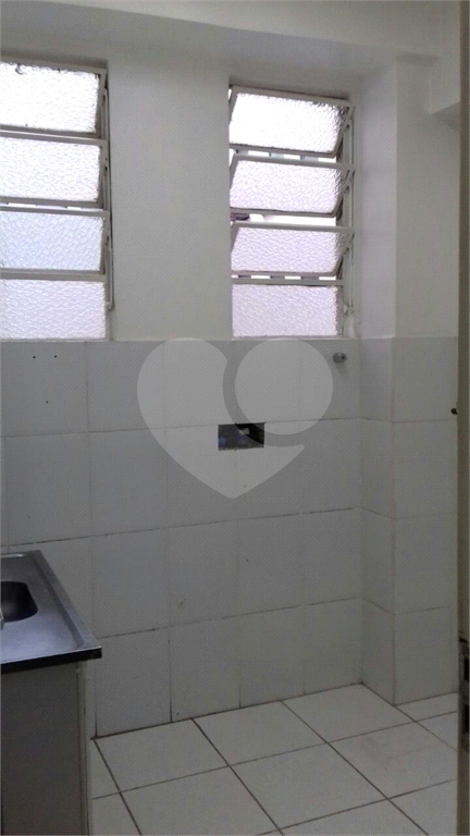 Sala comercial para venda e locação no centro de São Paulo na Rua Sete de Abril.