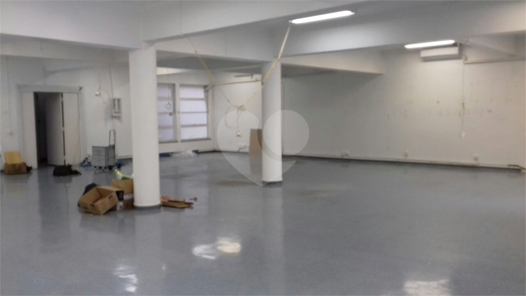 Sala comercial para venda e locação no centro de São Paulo na Rua Sete de Abril.