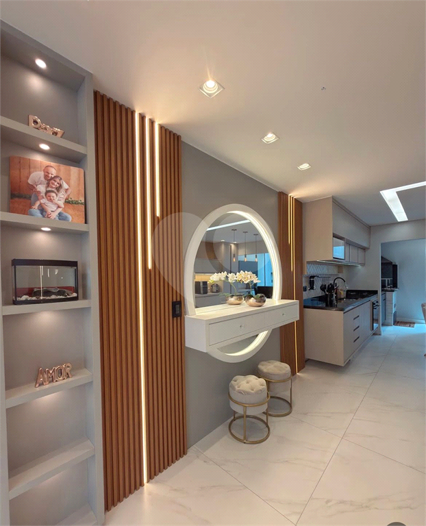 Sobrado semi novo na região Santa Terezinha, 3 suítes e 3 vagas 