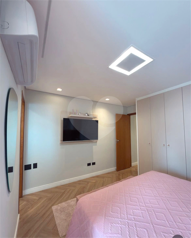 Sobrado semi novo na região Santa Terezinha, 3 suítes e 3 vagas 