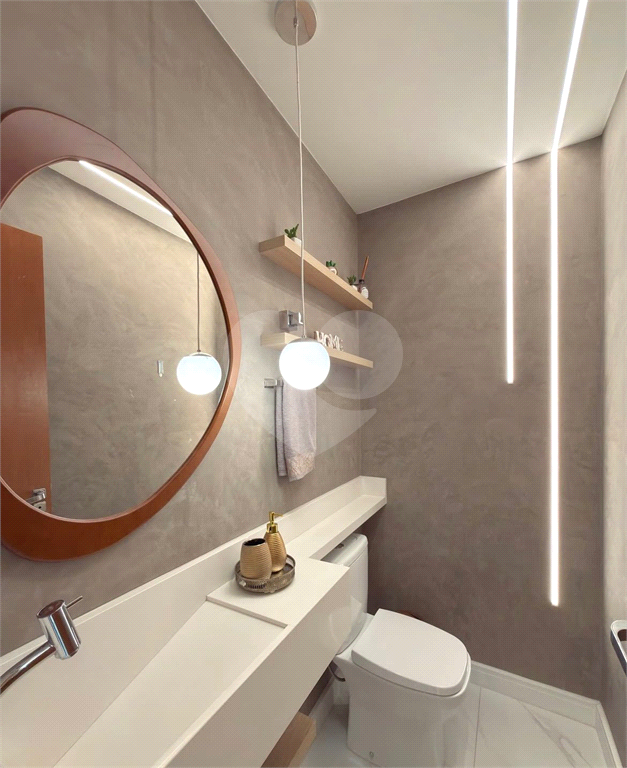 Sobrado semi novo na região Santa Terezinha, 3 suítes e 3 vagas 