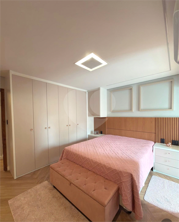 Sobrado semi novo na região Santa Terezinha, 3 suítes e 3 vagas 