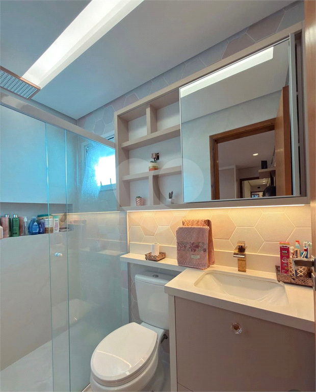 Sobrado semi novo na região Santa Terezinha, 3 suítes e 3 vagas 