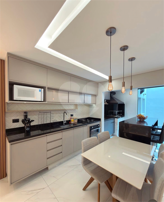 Sobrado semi novo na região Santa Terezinha, 3 suítes e 3 vagas 