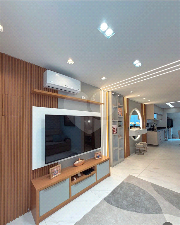 Sobrado semi novo na região Santa Terezinha, 3 suítes e 3 vagas 