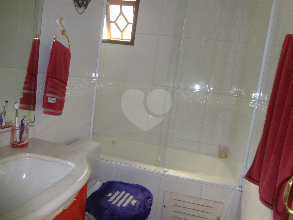 SOBRADO EM CONDOMÍNIO FECHADO ALTO PADRÃO COM CASA ISOLADAS - Aceita permuta