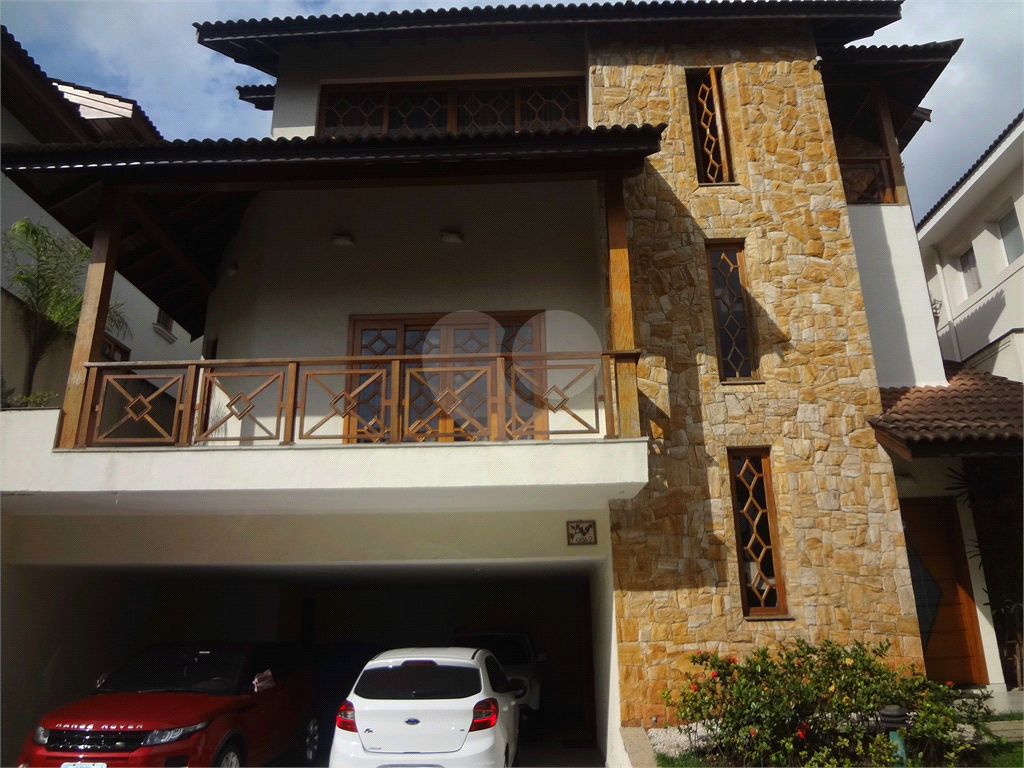 SOBRADO EM CONDOMÍNIO FECHADO ALTO PADRÃO COM CASA ISOLADAS - Aceita permuta