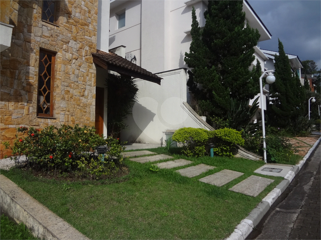 SOBRADO EM CONDOMÍNIO FECHADO ALTO PADRÃO COM CASA ISOLADAS - Aceita permuta