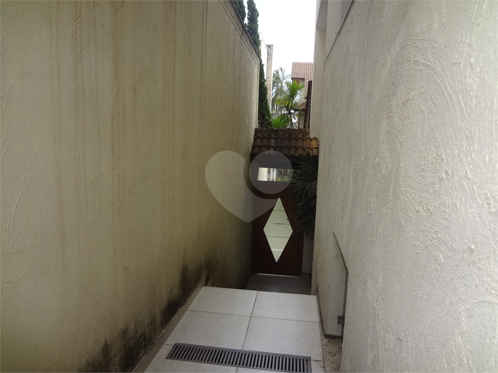 SOBRADO EM CONDOMÍNIO FECHADO ALTO PADRÃO COM CASA ISOLADAS - Aceita permuta