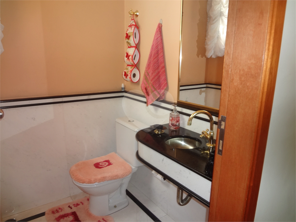 SOBRADO EM CONDOMÍNIO FECHADO ALTO PADRÃO COM CASA ISOLADAS - Aceita permuta