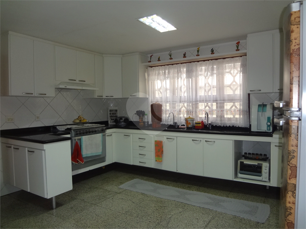 SOBRADO EM CONDOMÍNIO FECHADO ALTO PADRÃO COM CASA ISOLADAS - Aceita permuta
