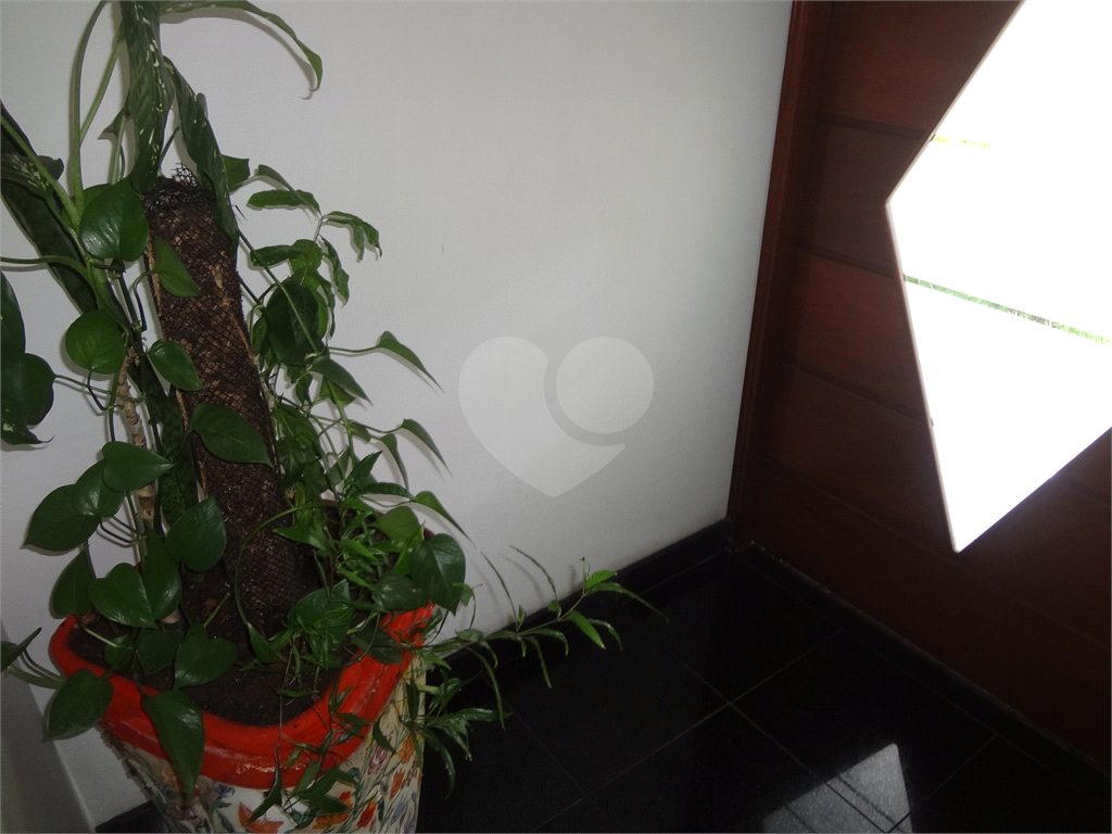 SOBRADO EM CONDOMÍNIO FECHADO ALTO PADRÃO COM CASA ISOLADAS - Aceita permuta