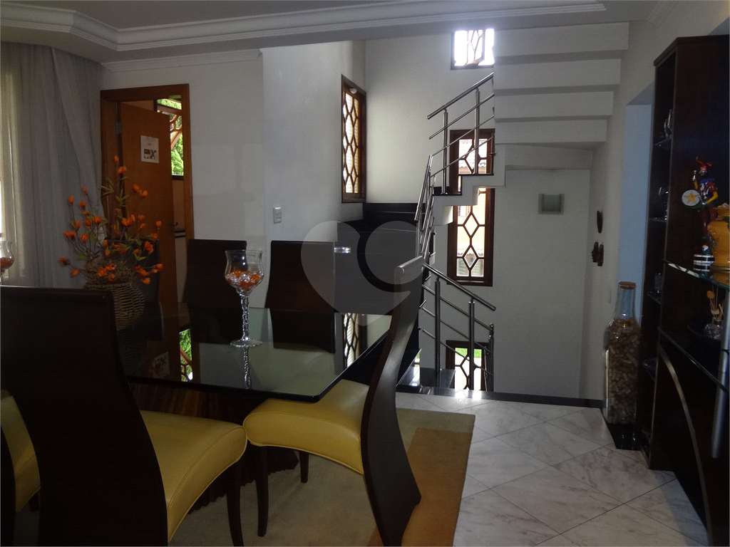 SOBRADO EM CONDOMÍNIO FECHADO ALTO PADRÃO COM CASA ISOLADAS - Aceita permuta