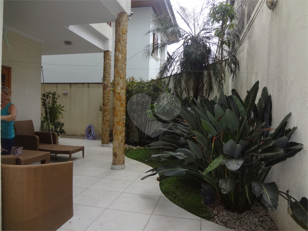 SOBRADO EM CONDOMÍNIO FECHADO ALTO PADRÃO COM CASA ISOLADAS - Aceita permuta