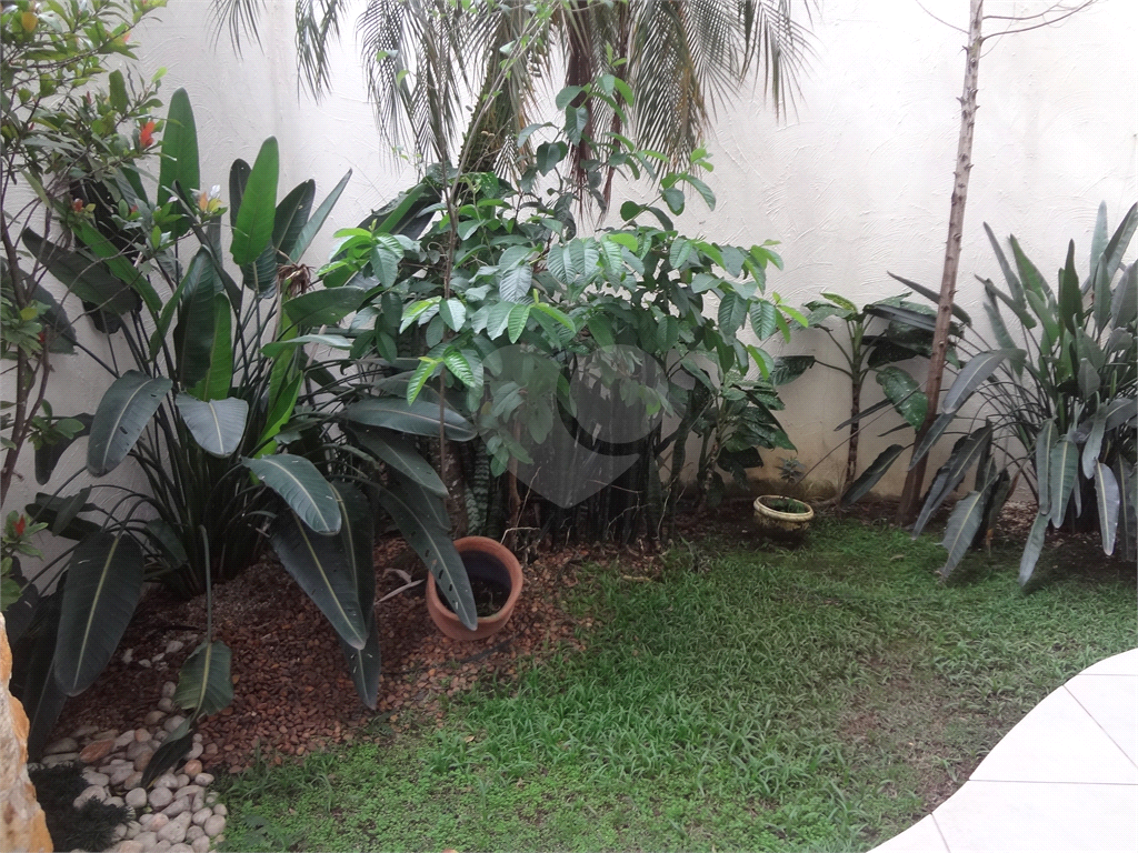 SOBRADO EM CONDOMÍNIO FECHADO ALTO PADRÃO COM CASA ISOLADAS - Aceita permuta