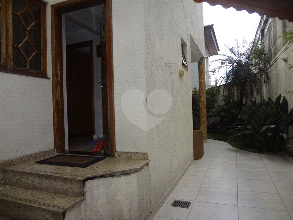 SOBRADO EM CONDOMÍNIO FECHADO ALTO PADRÃO COM CASA ISOLADAS - Aceita permuta