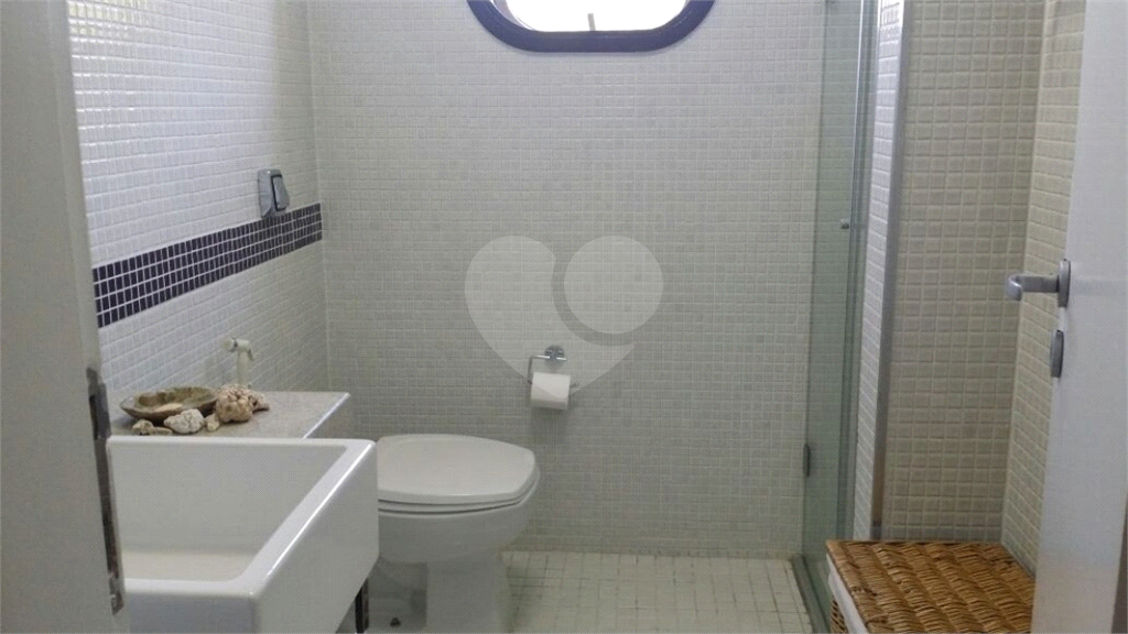 Apartamento com 4 dormitórios, 1 suíte com closet. Armários na cor branca em todos os dormitórios