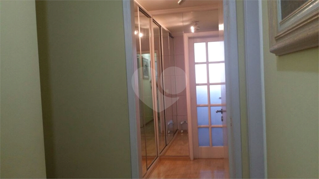 Apartamento com 4 dormitórios, 1 suíte com closet. Armários na cor branca em todos os dormitórios