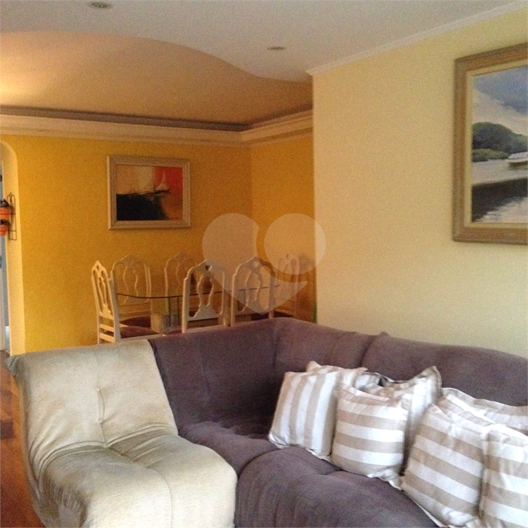 Apartamento com 4 dormitórios, 1 suíte com closet. Armários na cor branca em todos os dormitórios