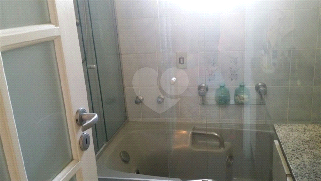 Apartamento com 4 dormitórios, 1 suíte com closet. Armários na cor branca em todos os dormitórios