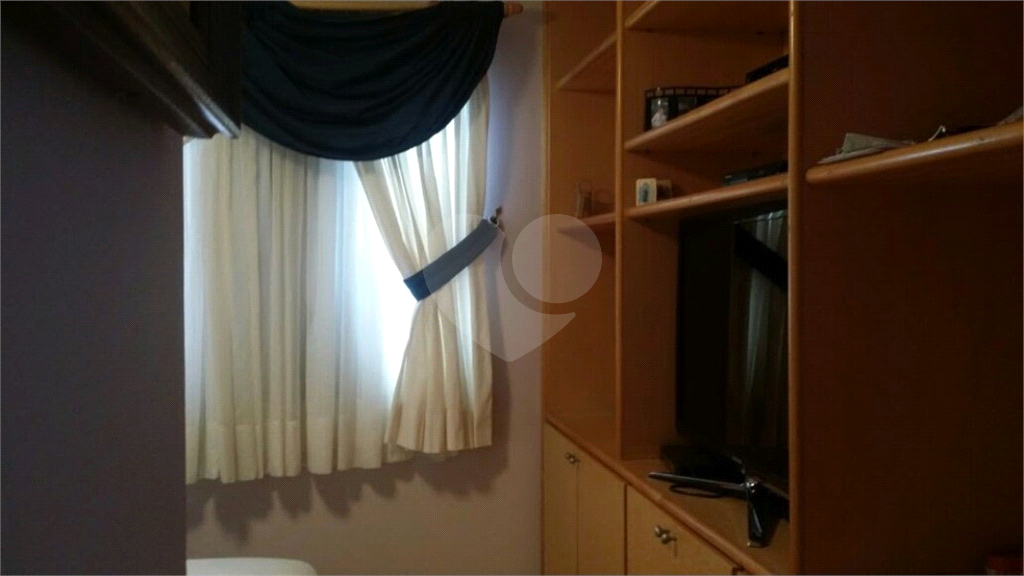 Apartamento com 4 dormitórios, 1 suíte com closet. Armários na cor branca em todos os dormitórios
