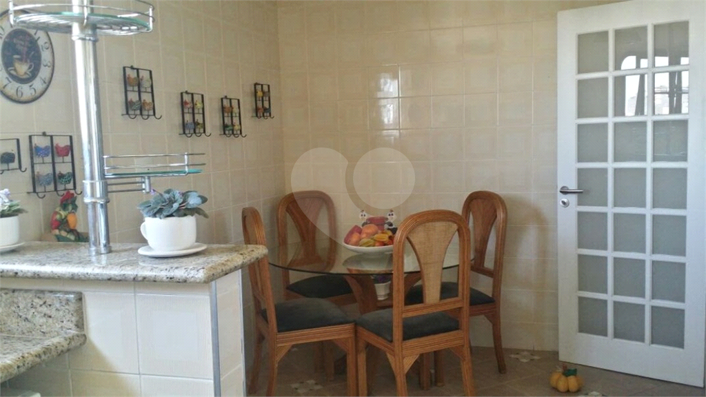 Apartamento com 4 dormitórios, 1 suíte com closet. Armários na cor branca em todos os dormitórios