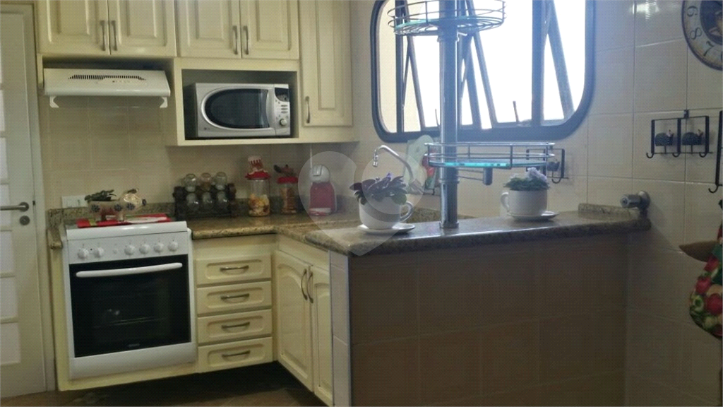 Apartamento com 4 dormitórios, 1 suíte com closet. Armários na cor branca em todos os dormitórios