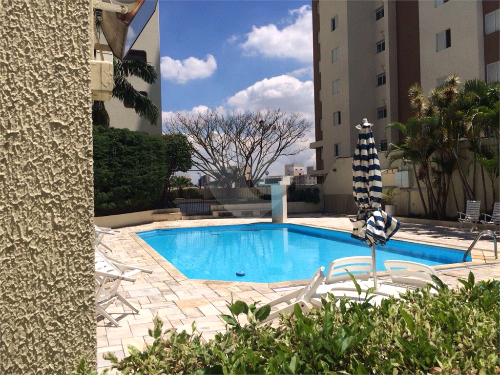 Apartamento com 4 dormitórios, 1 suíte com closet. Armários na cor branca em todos os dormitórios