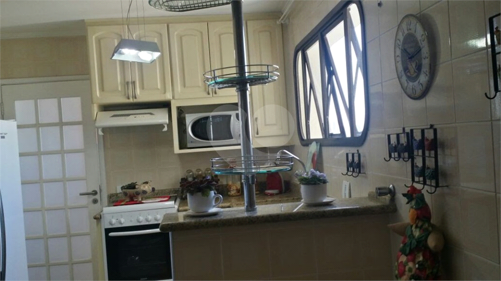 Apartamento com 4 dormitórios, 1 suíte com closet. Armários na cor branca em todos os dormitórios
