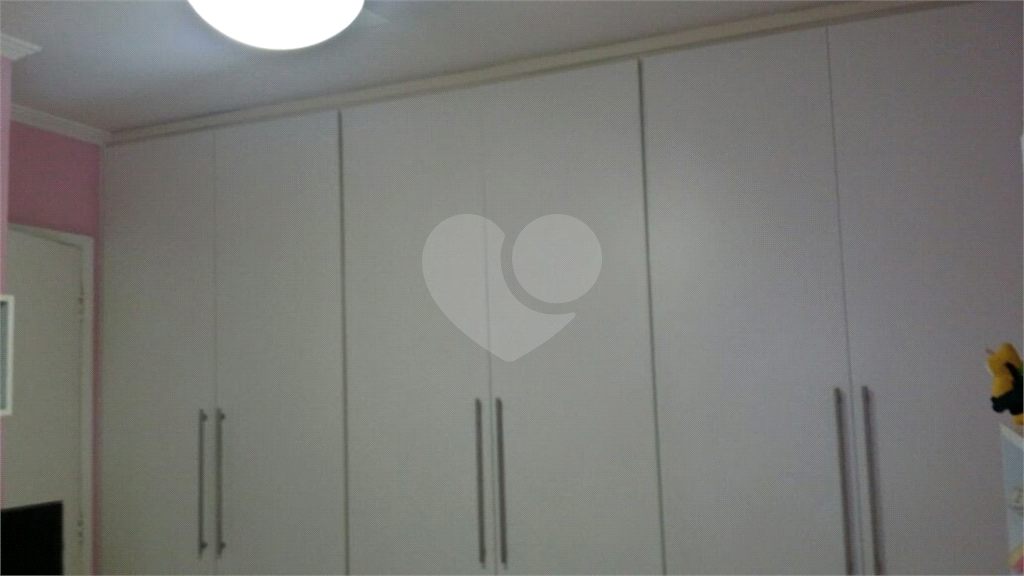 Apartamento com 4 dormitórios, 1 suíte com closet. Armários na cor branca em todos os dormitórios