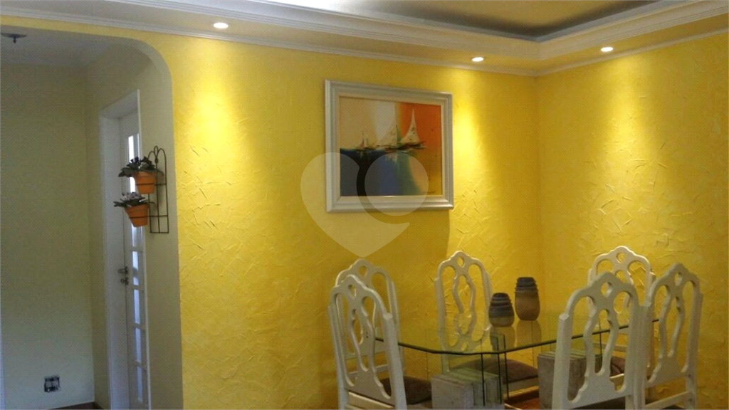 Apartamento com 4 dormitórios, 1 suíte com closet. Armários na cor branca em todos os dormitórios