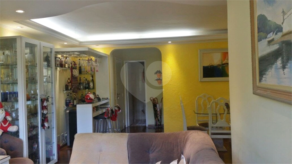 Apartamento com 4 dormitórios, 1 suíte com closet. Armários na cor branca em todos os dormitórios