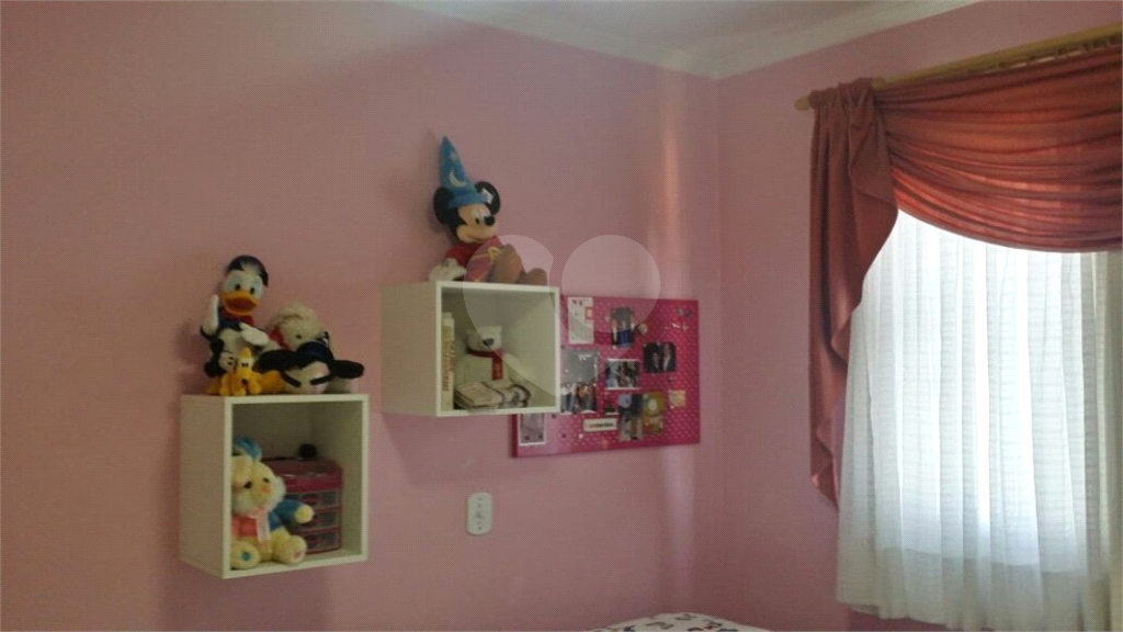 Apartamento com 4 dormitórios, 1 suíte com closet. Armários na cor branca em todos os dormitórios