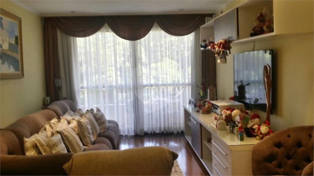 Apartamento com 4 dormitórios, 1 suíte com closet. Armários na cor branca em todos os dormitórios
