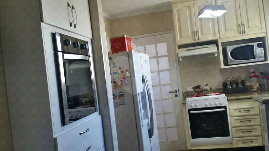 Apartamento com 4 dormitórios, 1 suíte com closet. Armários na cor branca em todos os dormitórios