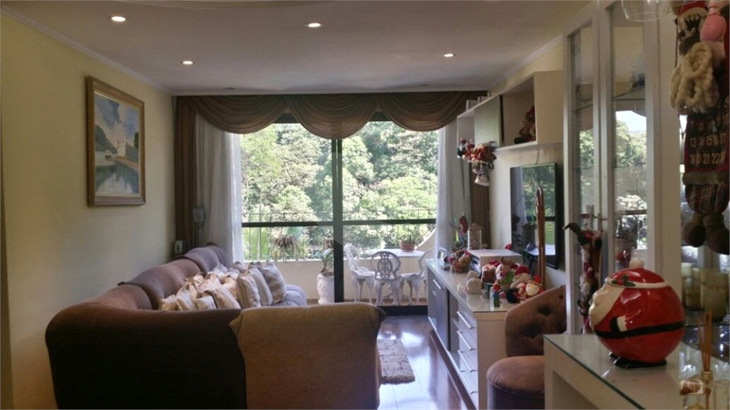 Apartamento com 4 dormitórios, 1 suíte com closet. Armários na cor branca em todos os dormitórios
