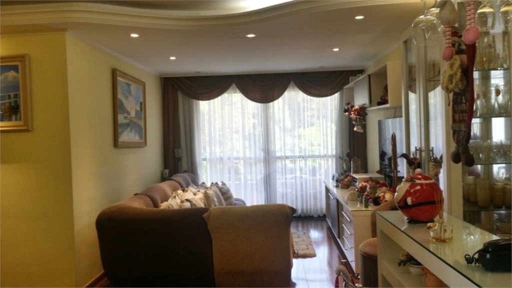 Apartamento com 4 dormitórios, 1 suíte com closet. Armários na cor branca em todos os dormitórios