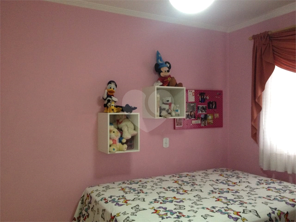 Apartamento com 4 dormitórios, 1 suíte com closet. Armários na cor branca em todos os dormitórios