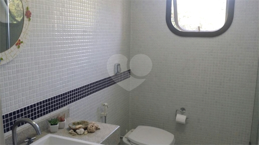 Apartamento com 4 dormitórios, 1 suíte com closet. Armários na cor branca em todos os dormitórios