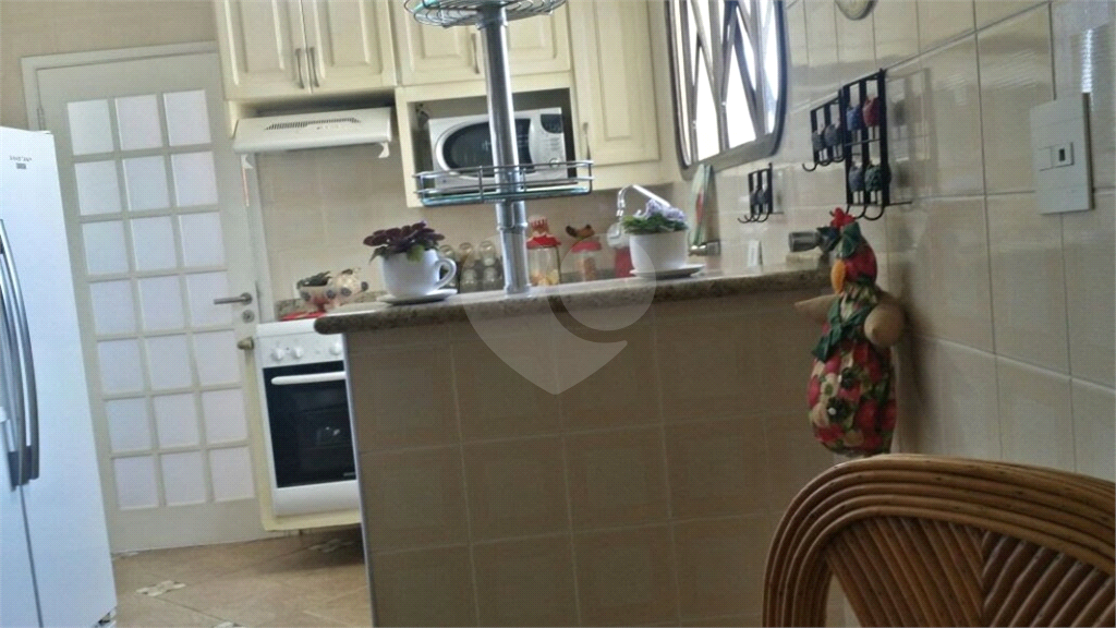 Apartamento com 4 dormitórios, 1 suíte com closet. Armários na cor branca em todos os dormitórios