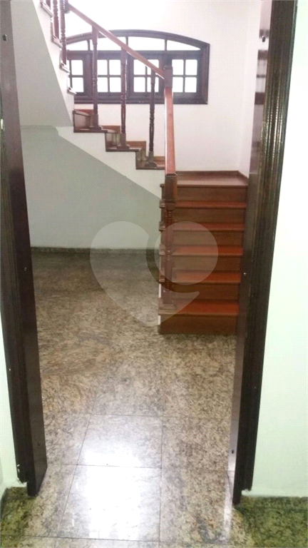 Sobrado próximo ao Terminal Metropolitano Vila Galvão com 3 dormitórios, 4 vagas de garagem.