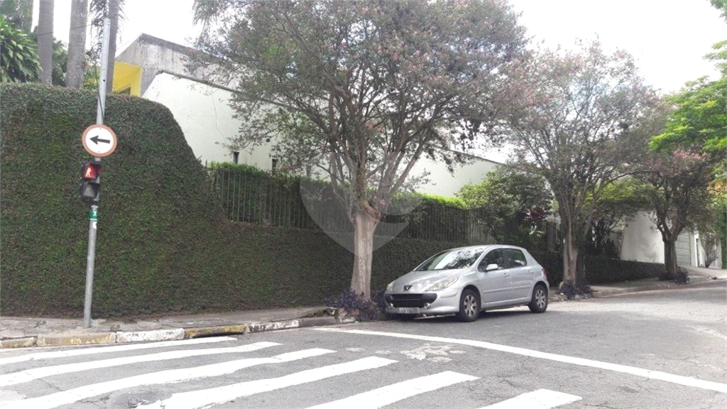 Terreno 414m² de esquina com casa térrea, Alto de Pinheiros, comercial/residencial