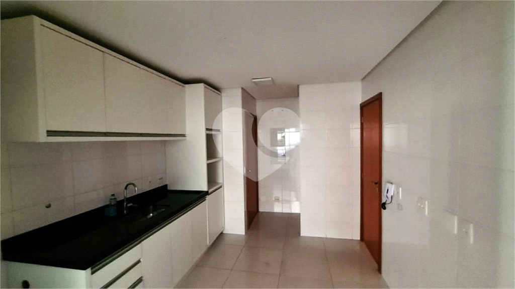 Apartamento na Região de Santa Terezinha, com 3 dormitórios, sendo 2 suítes, 3 vagas de garagem
